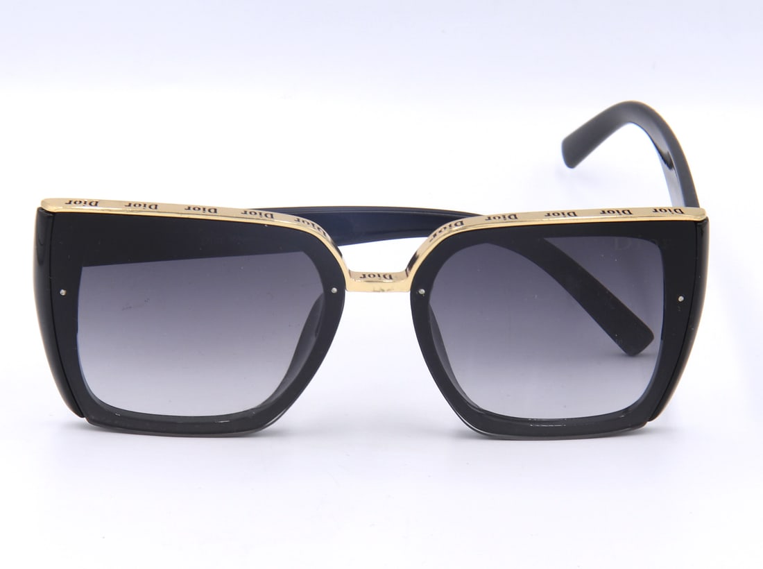 Black shade sunglasses: Black shade sunglasses. Made in Italy.