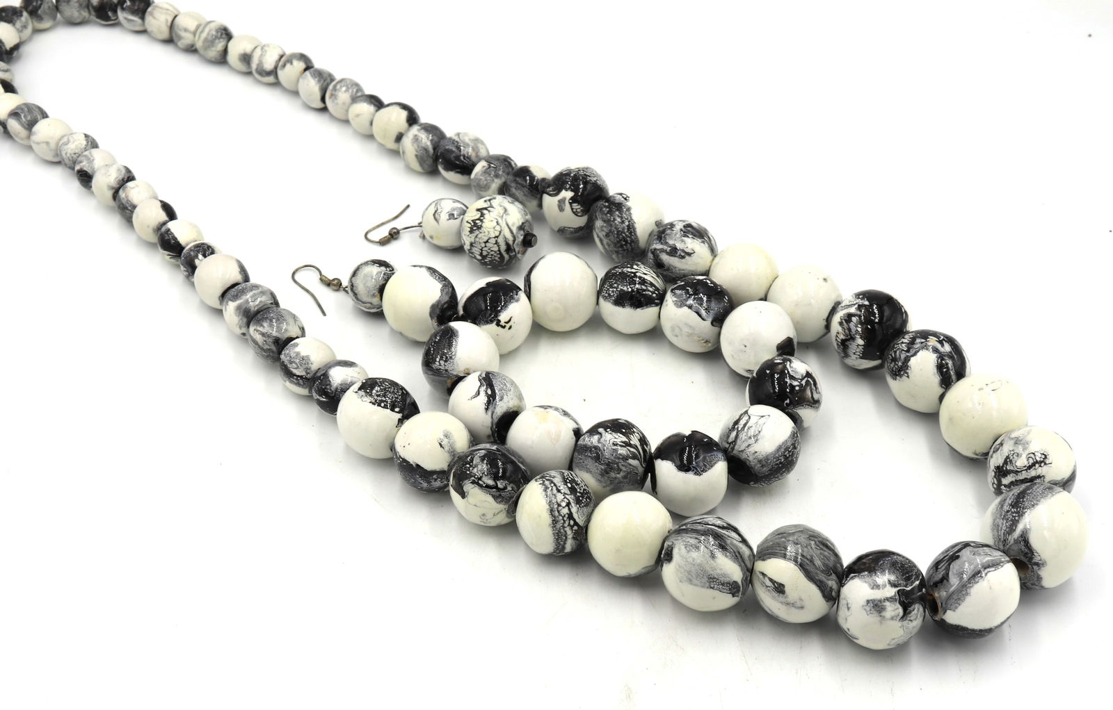 Set of black and white wooden necklace, Bracelet and earrings (1 of 9)