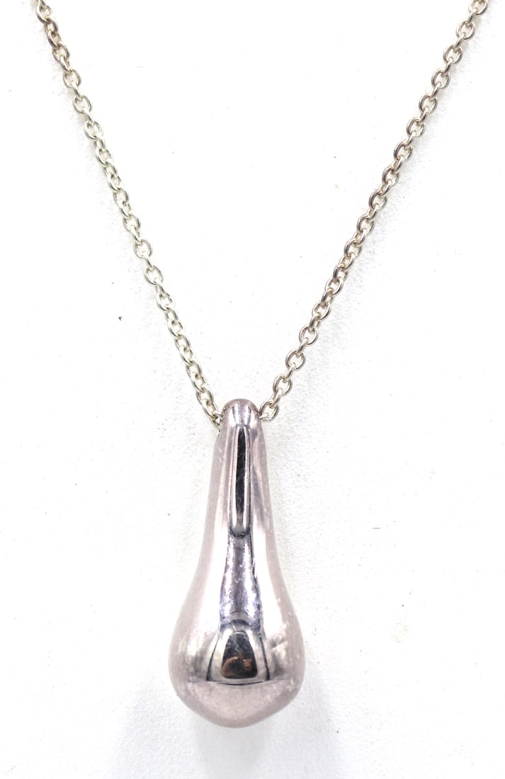 RLM Studio signed 925 sterling silver tear drop pendant on chain: RLM Studio signed 925 sterling silver tear drop pendant on 18 inches chain necklace. Total weight of necklace is 7 grams.