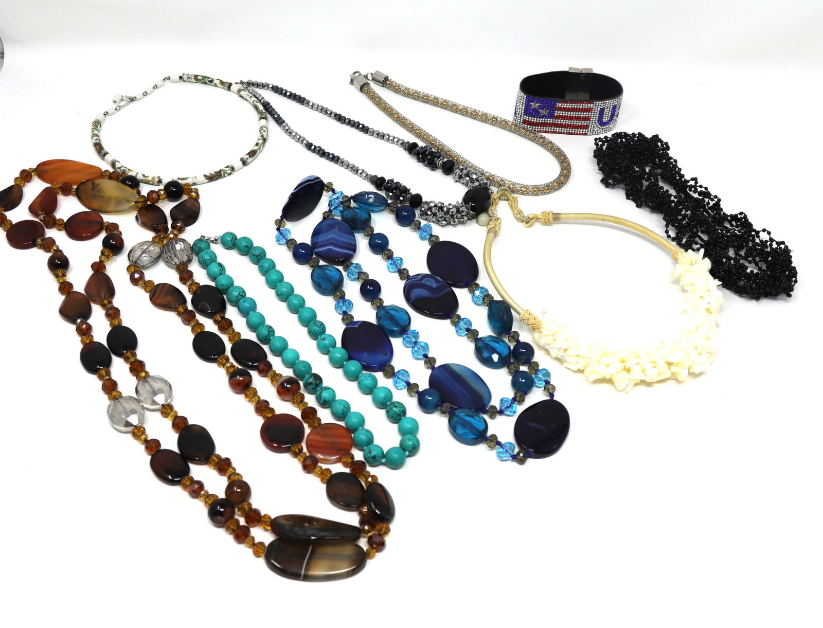 Group lot of fashion Jewelry: Group lot of fashion Jewelry. Total weight of lot is 850.1 grams.