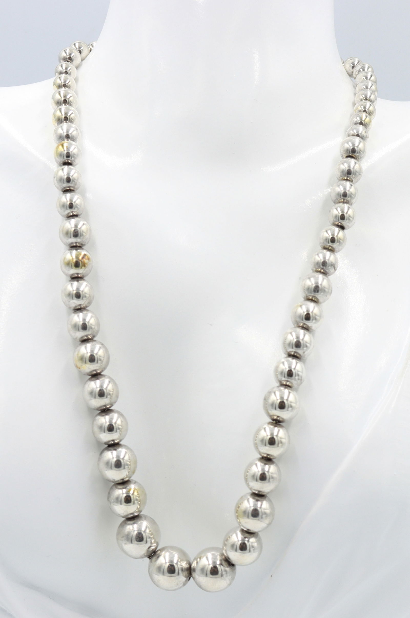 Tiffany & Co Hardware Graduated ball necklace: 925 Sterling silver Tiffany & Co Hardware Graduated ball 16-inch necklace. Total weight of necklace is 29 grams.