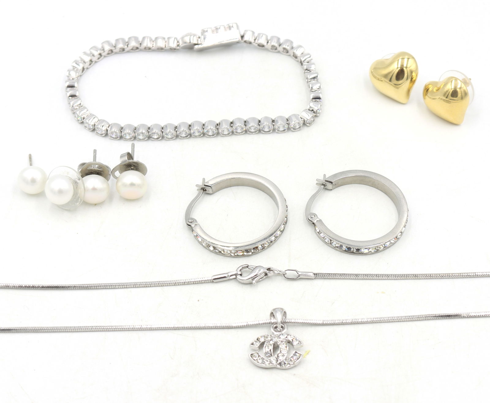 Lot of fashion jewelry (1 of 7)