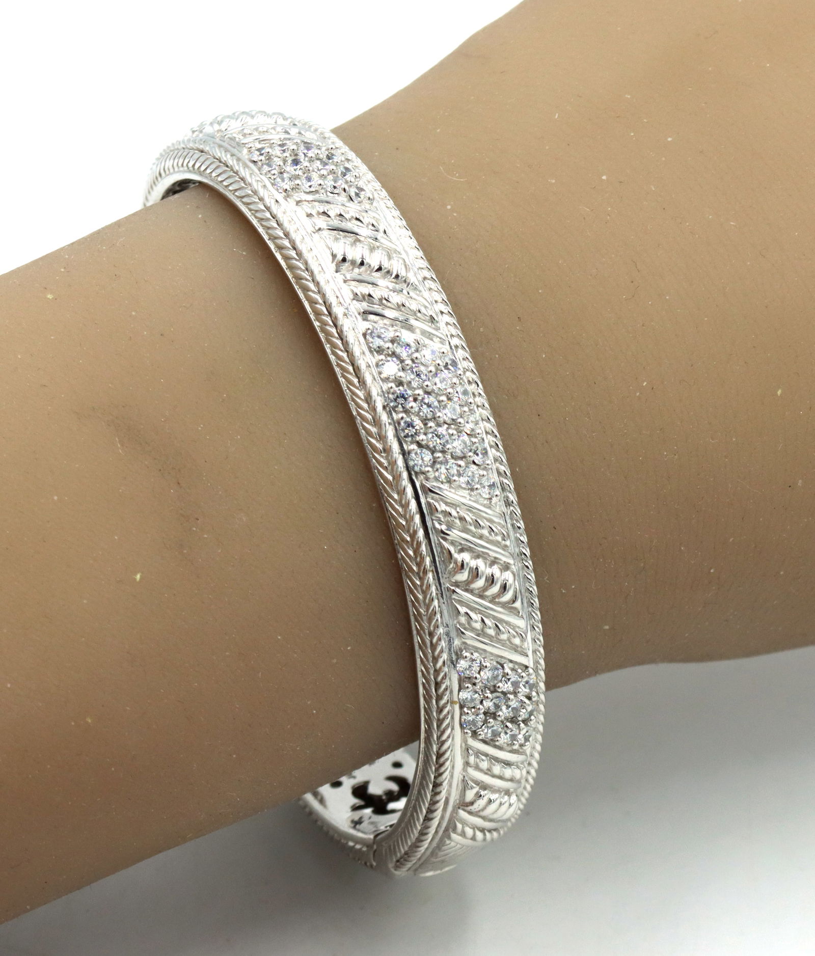 925 Sterling silver Judith Ripka rope hinged CZ cuff bangle: 925 Sterling silver Judith Ripka rope hinged cubic zirconia cuff bangle. The total weight of the bangle is 44.30 grams.