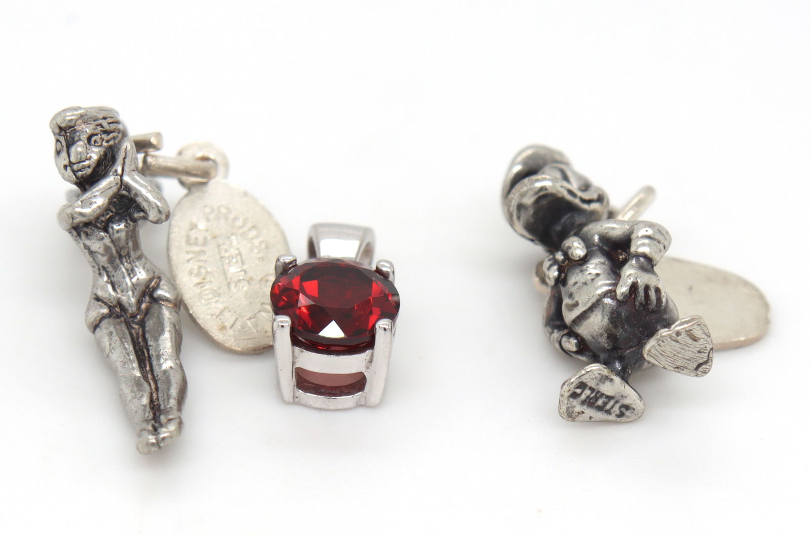 Group lot of 3 Disney charms: Group lot of 3 Disney charms. The total weight of the lot is 5.20 grams.