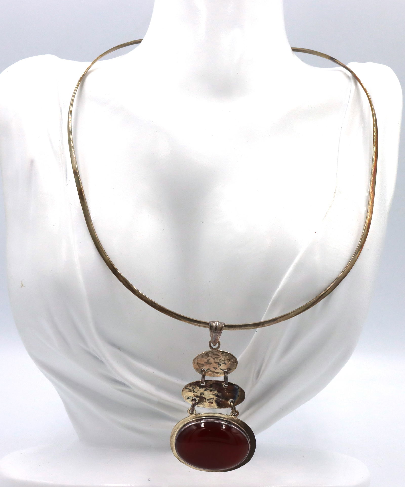 Vintage 925 sterling silver Mexico signed Coral pendant collar necklace: Vintage 925 sterling silver Mexico signed Coral pendant collar necklace. The total weight of the necklace is 28.9 grams.