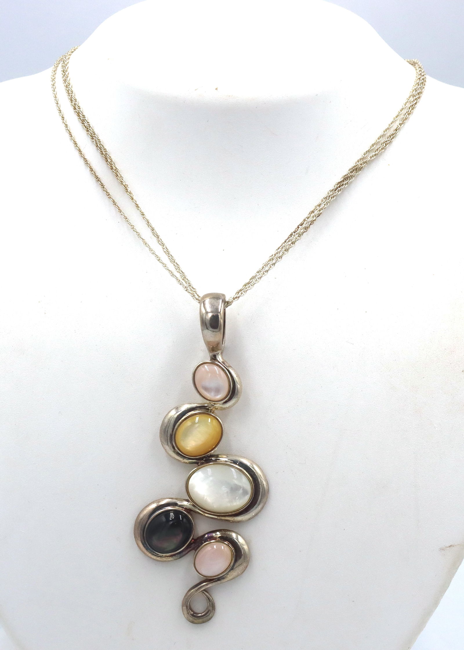 Carolyn Pollack signed 925 sterling silver mother of pearl and black onyx pendant on Italian chain n: Carolyn Pollack signed 925 sterling silver mother of pearl and black onyx pendant on 18-inch Italian multi strand rope chain necklace. The total weight of the necklace is 23.9 grams.