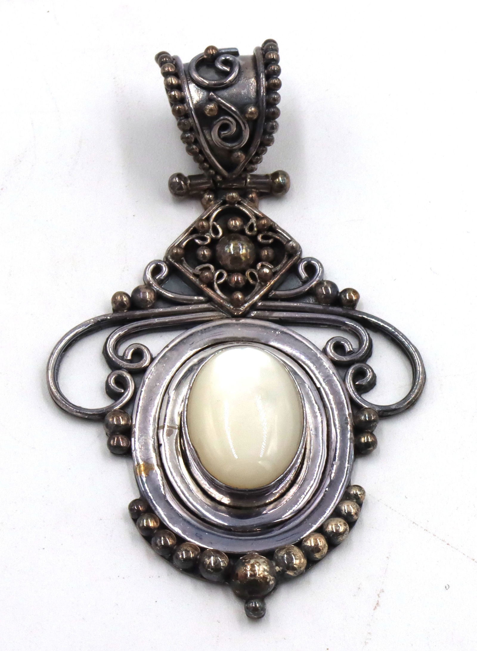 925 Sterling silver signed Indonesia mother of pearl pendant: 925 Sterling silver signed Indonesia mother of pearl pendant. The total weight of the pendant is 25.9 grams. Length approximate 3 inches.