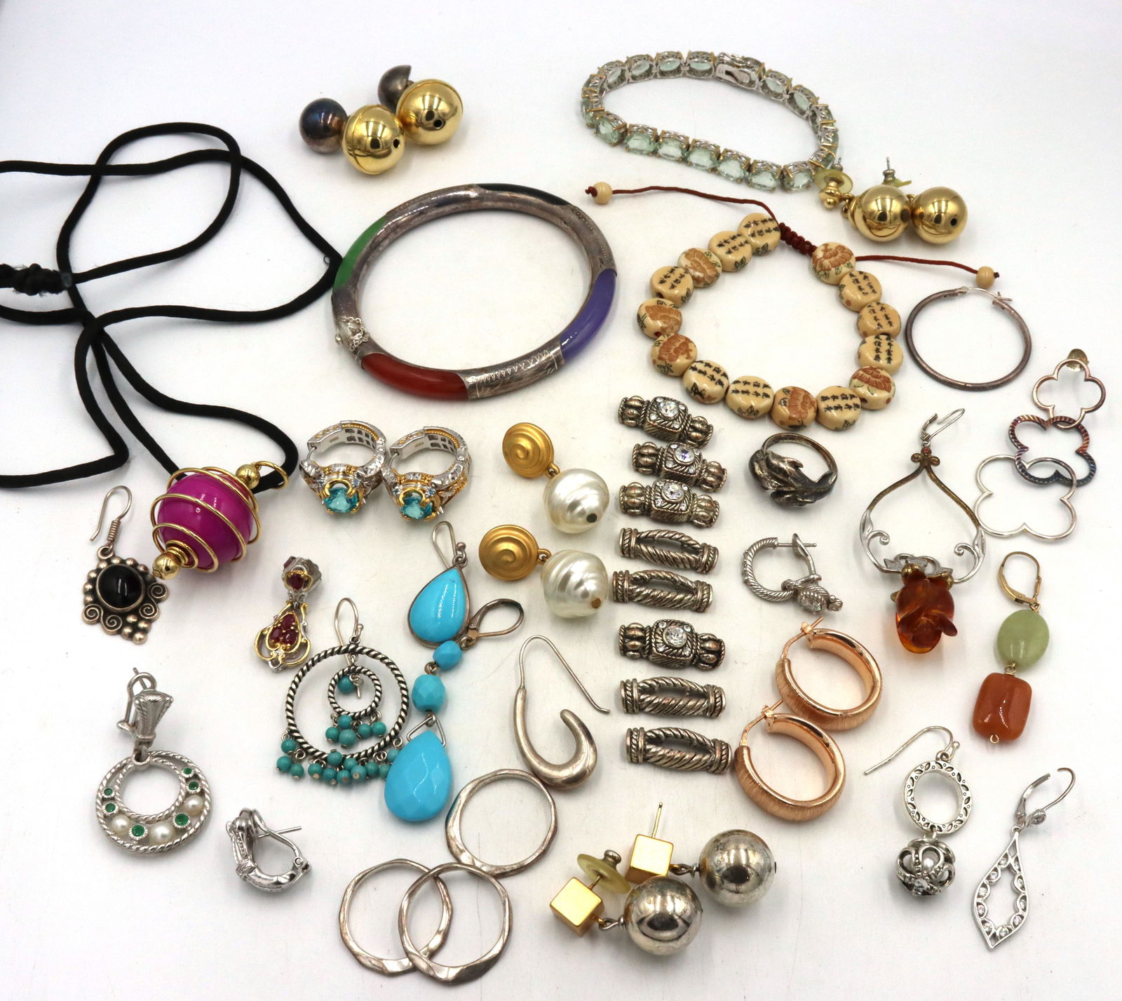 925 Sterling Silver Bulk of Jewerly: 925 sterling silver bulk of miscellaneous jewely. thery all stand alone. 258 grams