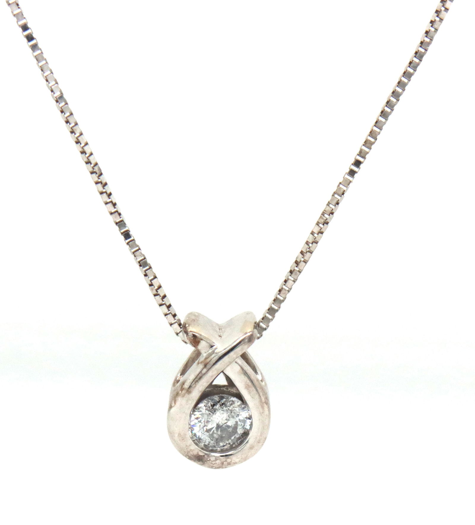 10kt White gold 0.15ctw diamond pendant on chain (1 of 4)