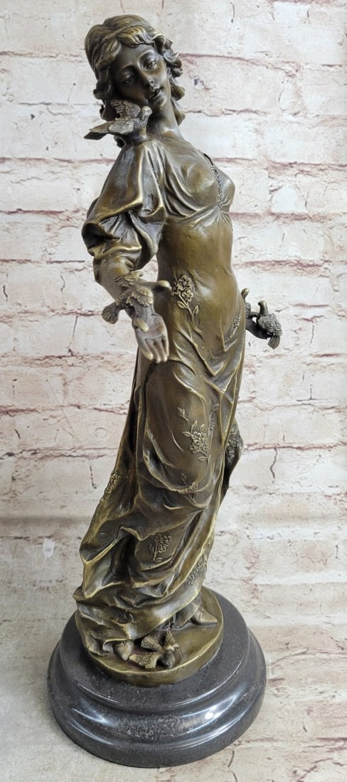 Victorian Bronze Figurine: his bronze elegance recalls the ancient art of Classicism as she stands in a natural contrapposto pose. The viewer can immediately sense a feeling of pure warmth and compassion that comes from the ess
