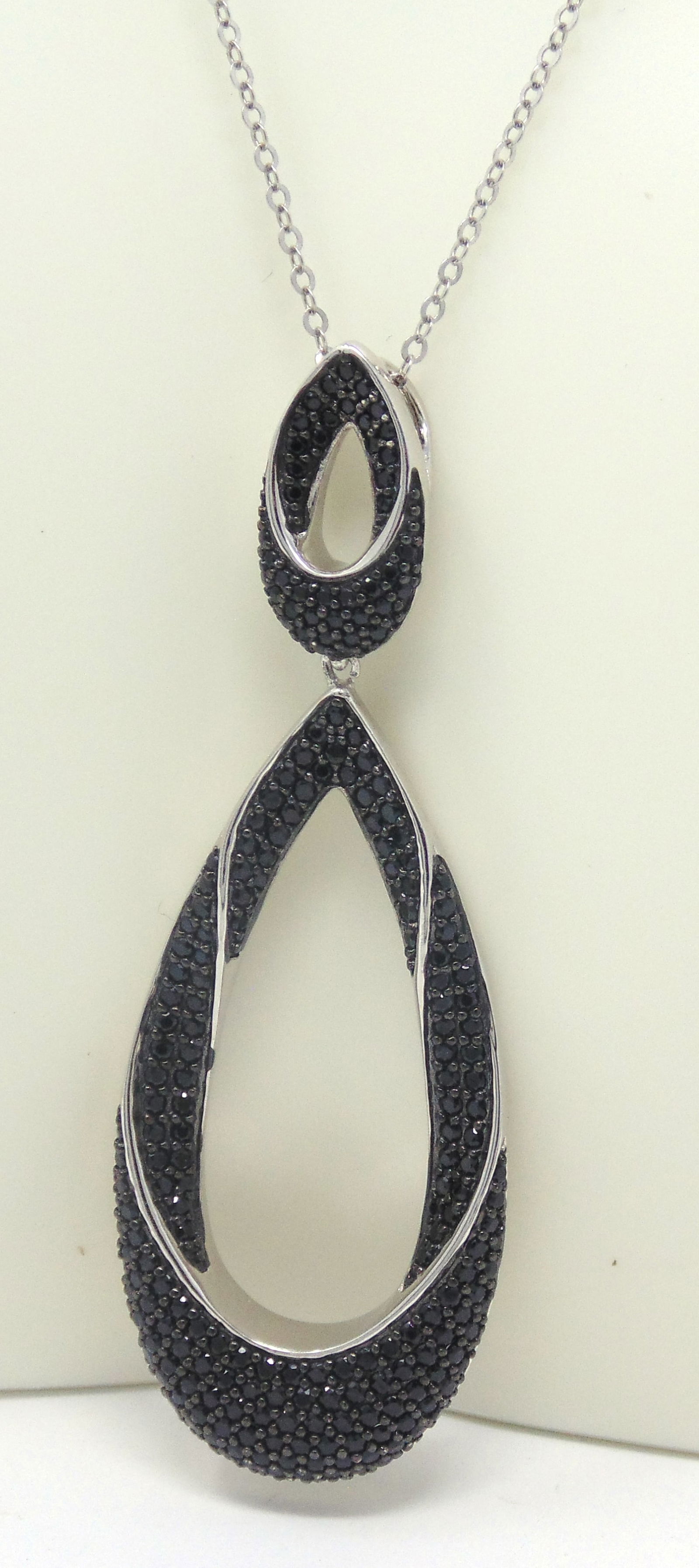 925 Sterling Silver Black Onyx Necklace: 925 Sterling Silver Black Onyx Pendant on 18" Chain Necklace. 9.70 Grams.