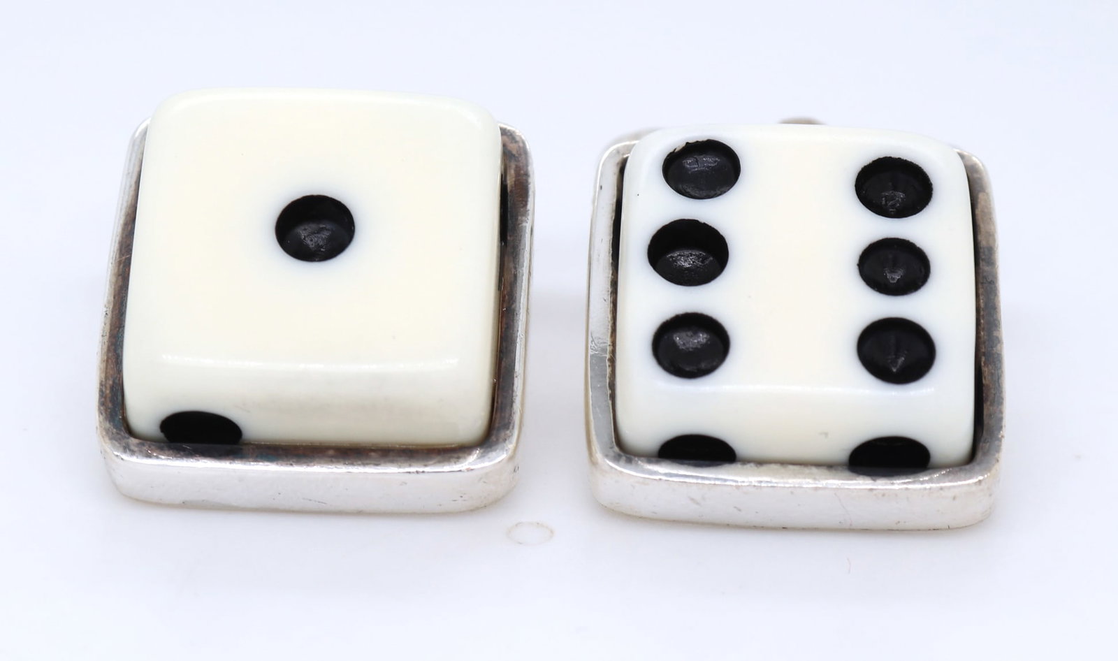 925 Sterling silver disc silver cuff links: 925 Sterling silver disc silver cuff links. The total weight of cuff links is 15.20 grams.