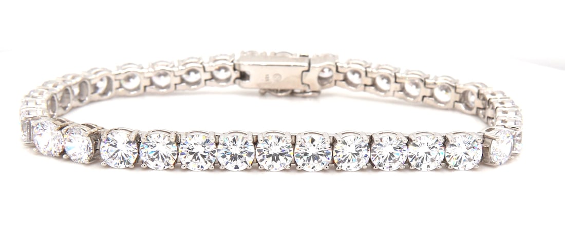 925 Sterling silver cubic zirconia tennis bracelet: 925 Sterling silver cubic zirconia 7.25 inches tennis bracelet. Total weight of bracelet is 19.20 grams.Silver