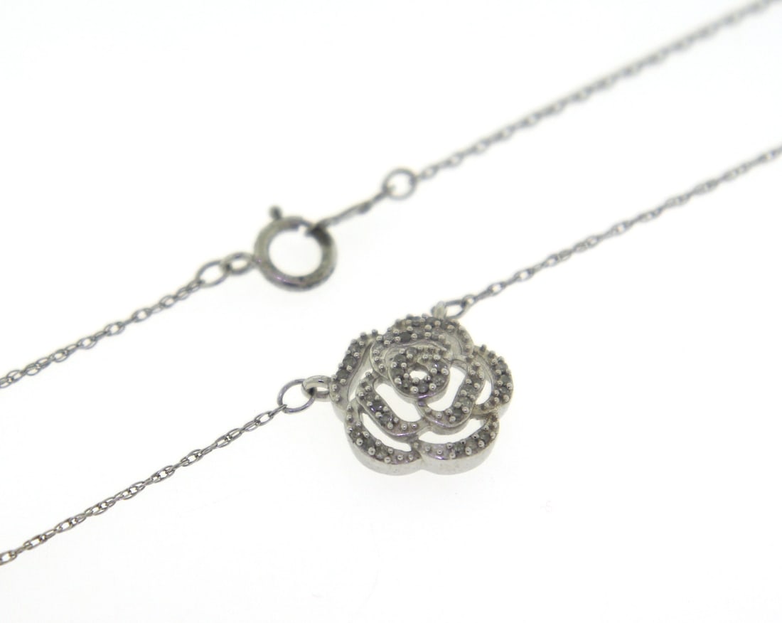 925 Sterling Silver Cubic Zirconia Flower Style Pendant on Chain: 925 Sterling Silver Cubic Zirconia Flower Style Pendant on 18" Chain Necklace. 3.5 Grams.