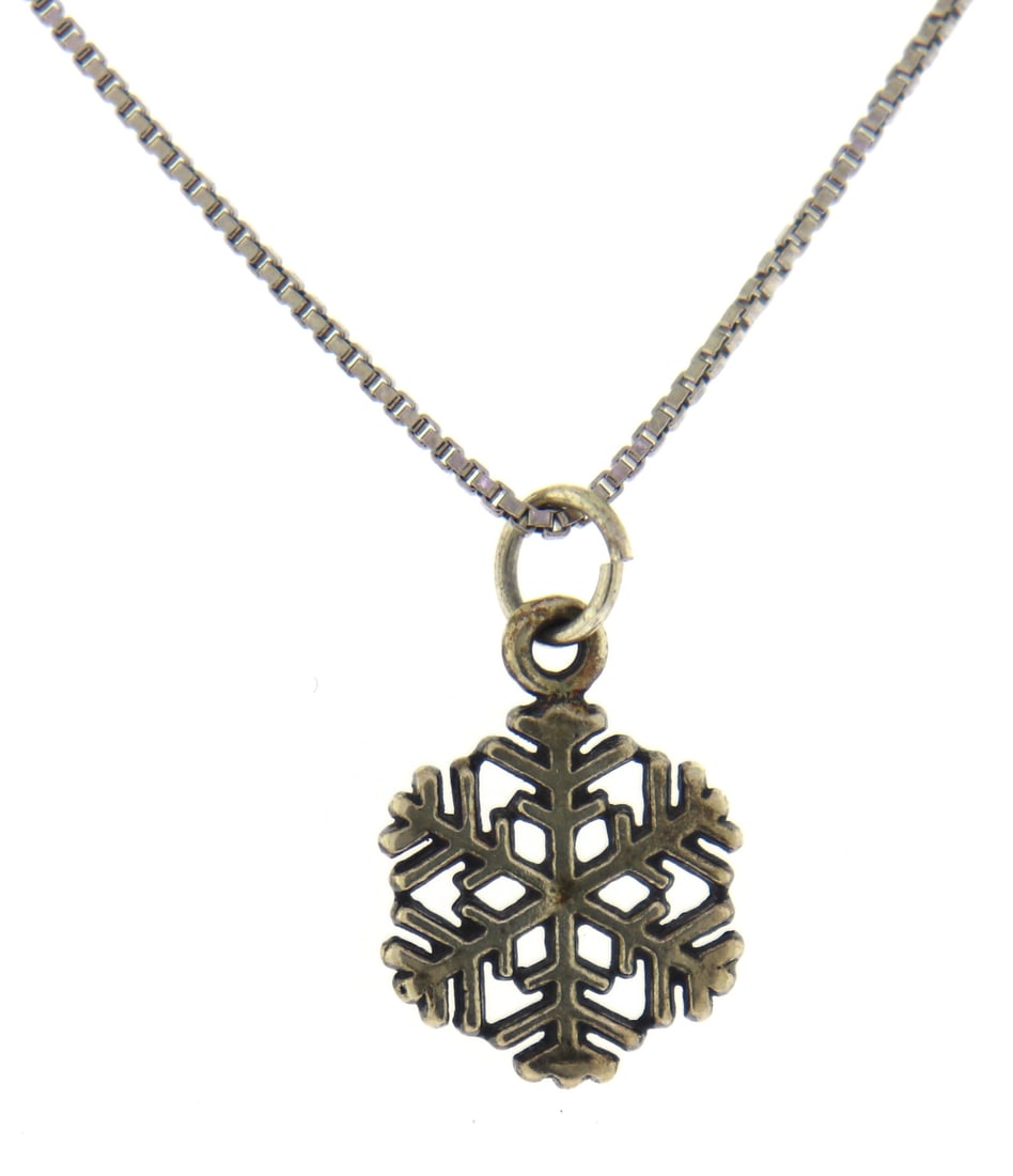 Italian Sterling Silver Snow Flake Pendant: Italian 925 Sterling Silver Snow Flake Pendant on 18" Box Chain Necklace, 3.75 Grams.