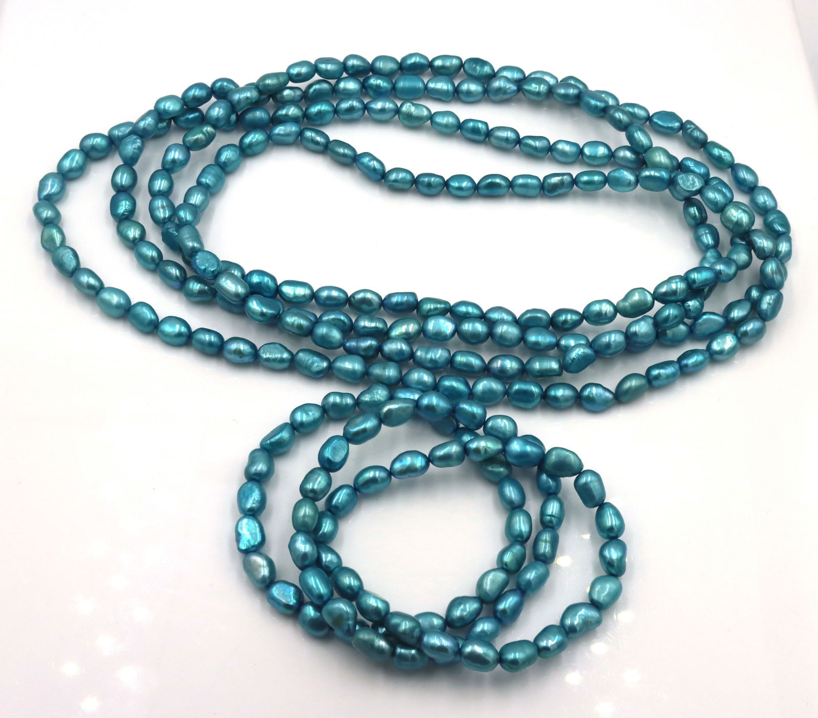 Set of Honora pearl necklace and 3 bracelets: Set of Honora pearl strand 32-inch necklace and 3 matching bracelets. The total weight of the set is 126.9 grams.