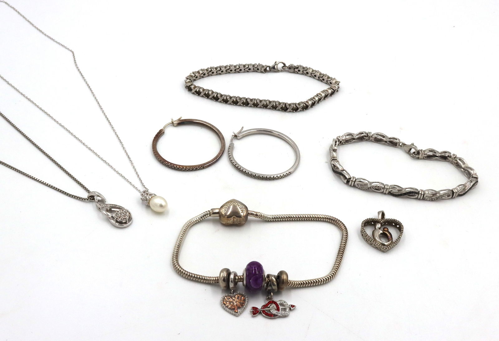 Group of vintage 925 sterling silver mixed jewelry: Group of vintage 925 sterling silver mixed jewelry. The total weight of the lot is 72.60 grams.