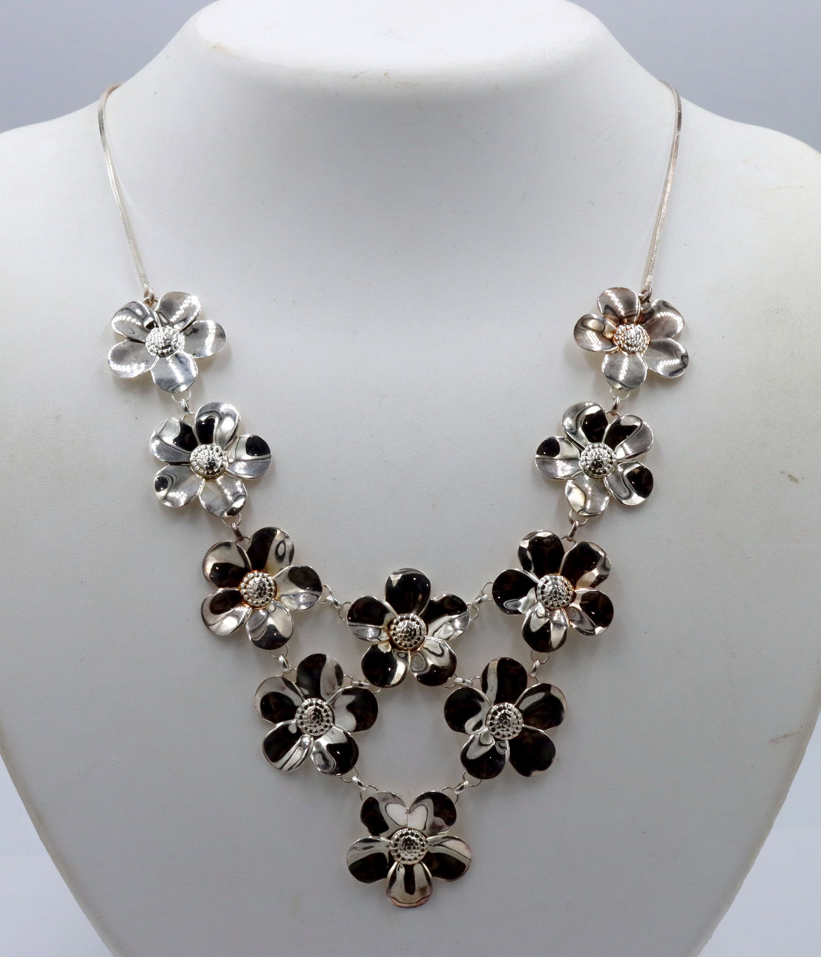 Italian 925 Sterling Silver Floral Design Necklace: Italian 925 sterling silver floral drsign necklace. 14.5 grams