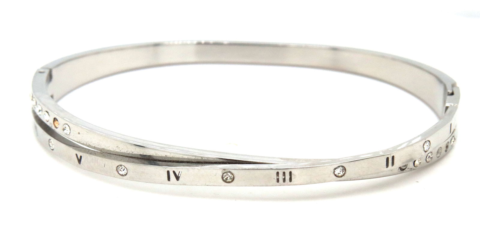 Stainless steel twisted bangle: Stainless steel twisted bangle. The total weight of the bangle is 12.9 grams.