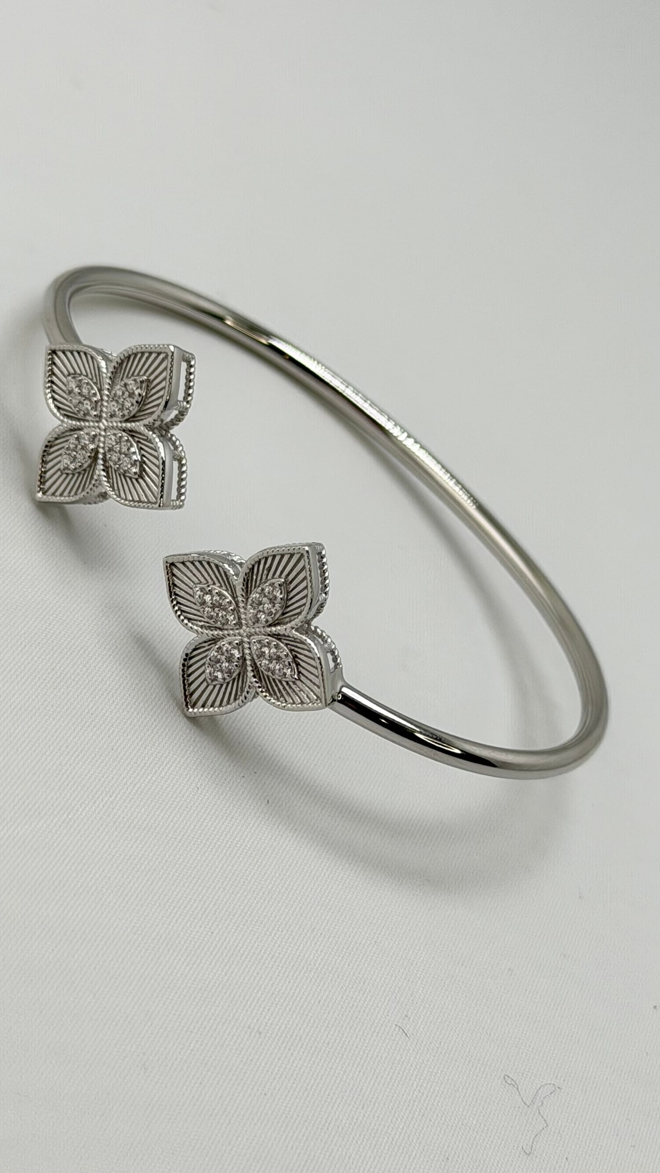 925 Sterling Silver Twin Princess Flower Twisted Cuff Bracelet: 925 sterling silver twin princess flower with crystal accent twisted cuff bracelet. sixe M, 7.2 grams