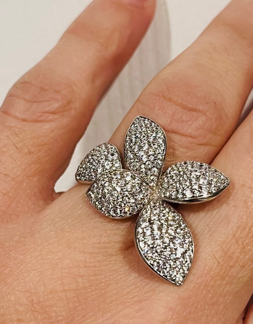 925 Sterling Silver Modern Five leaf Petal Pave Ring: 925 Sterling Silver Modern Crystal Pave Five-Leaf Petal Ring. Size 7 , 7grams