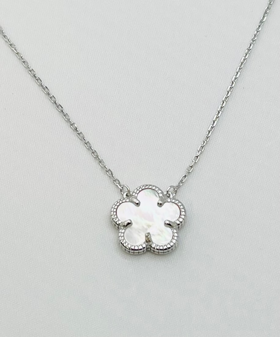 925 Sterling Silver Five Clover MOP Pendent Necklace: 925 Sterling Silver Five Clover WMP Pendant With Chain. 2.4 grams, 18 inches