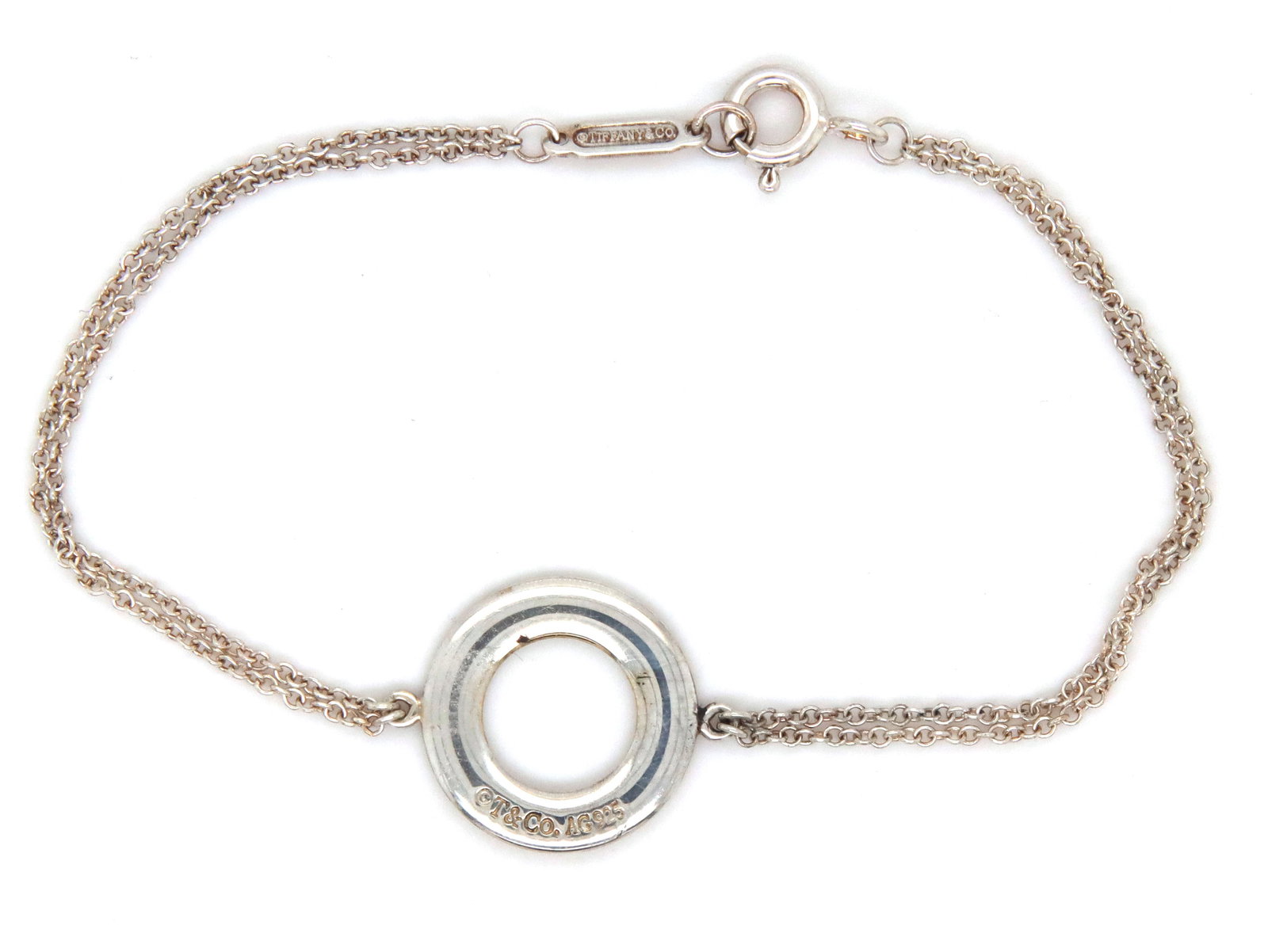 Tiffany & Co circle bracelet in 925 sterling silver: Tiffany & Co circle 6-inch bracelet in 925 sterling silver. The total weight of the bracelet is 1.74 grams.