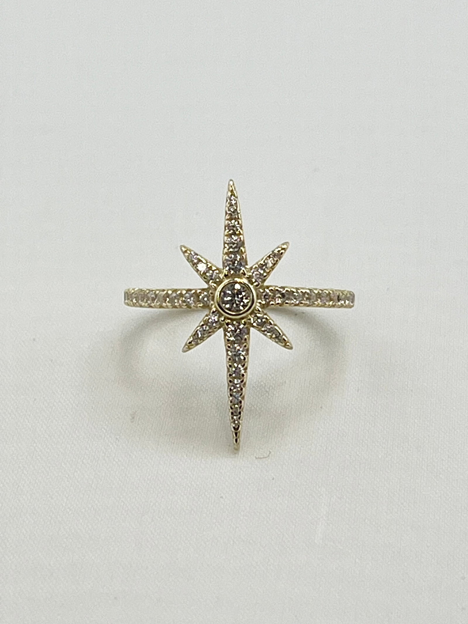 925 Sterling Silver Full Crystal Pave Starburst Ring: 925 Gold Tone Sterling Silver Full Pave Crystal Starburst Ring. 2.8 grams. Size 6