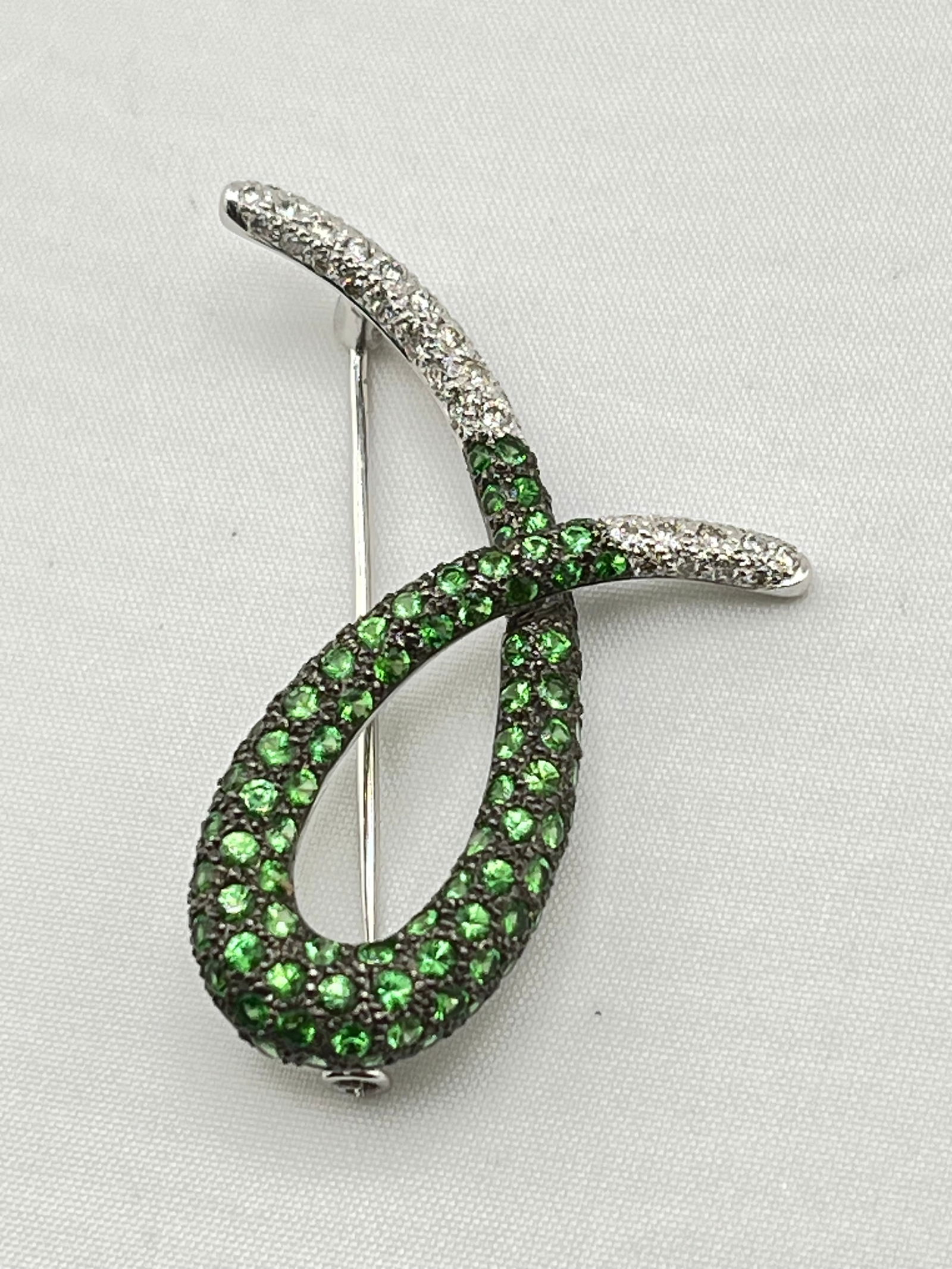 18KT White Gold Le Vian Diamond & Tsavorite Brooch: 18KT White Gold Le Vian Diamond Tsavorite Brooch. 7.6 garms