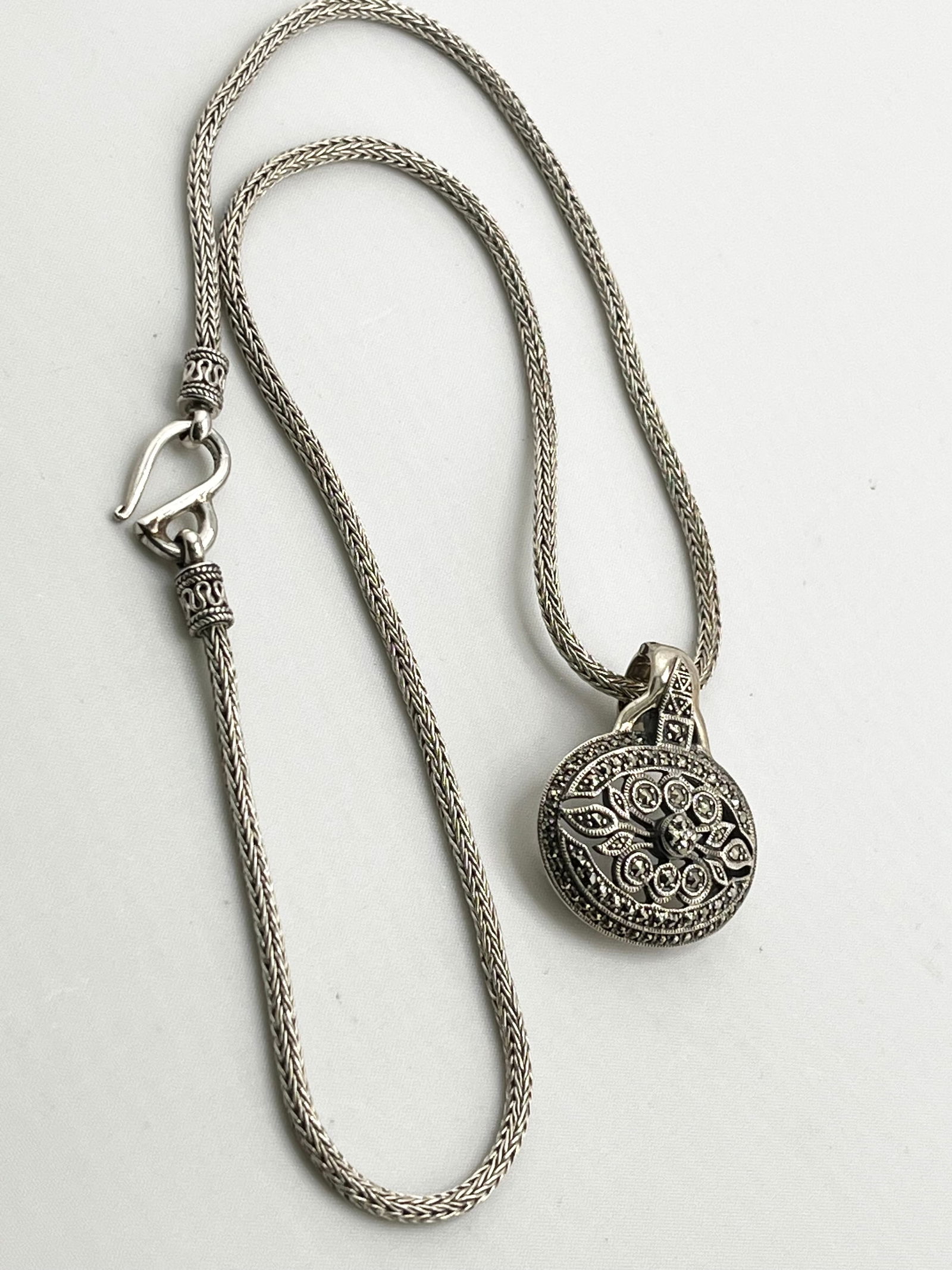 925 Sterling Silver Vintage Atr Deco Marcasite Pendant With Foxtail Suarti Chain Necklace: 925 Sterling Silver Vintage Art Deco Marcasite Pendant With Foxtail Saurti Chain , Beautifil Hook Closure. 27.6 grams