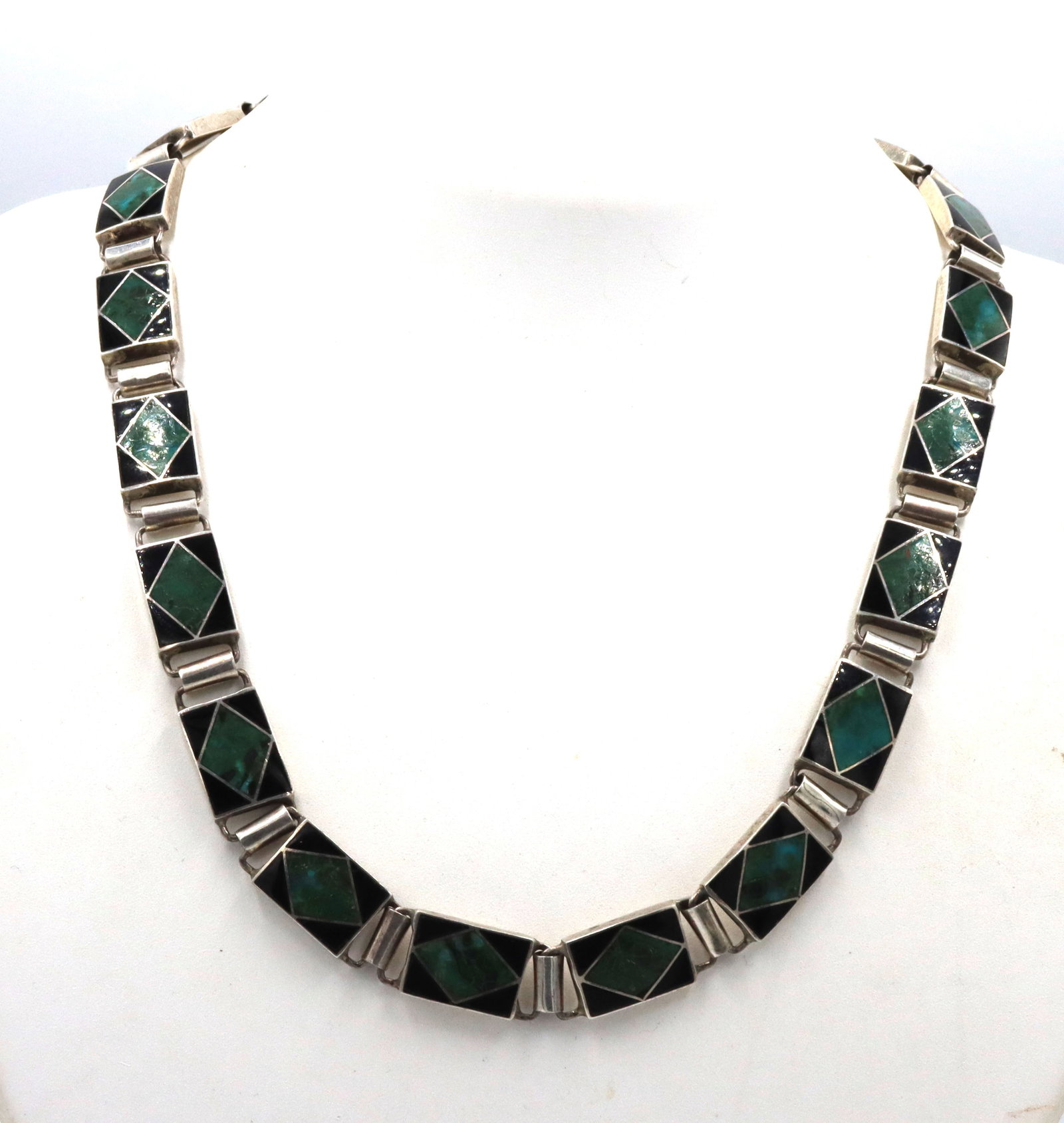Vintage 925 Sterling Silver Art Deco Inlaid Malachite And Onyx Necklace: Vintage 925 Sterling Silver Art Deco " Mid - Century Collectible Piece " Inlay Malachite and Black Onyx Necklace. 41.7 Grams . 17.5 inches