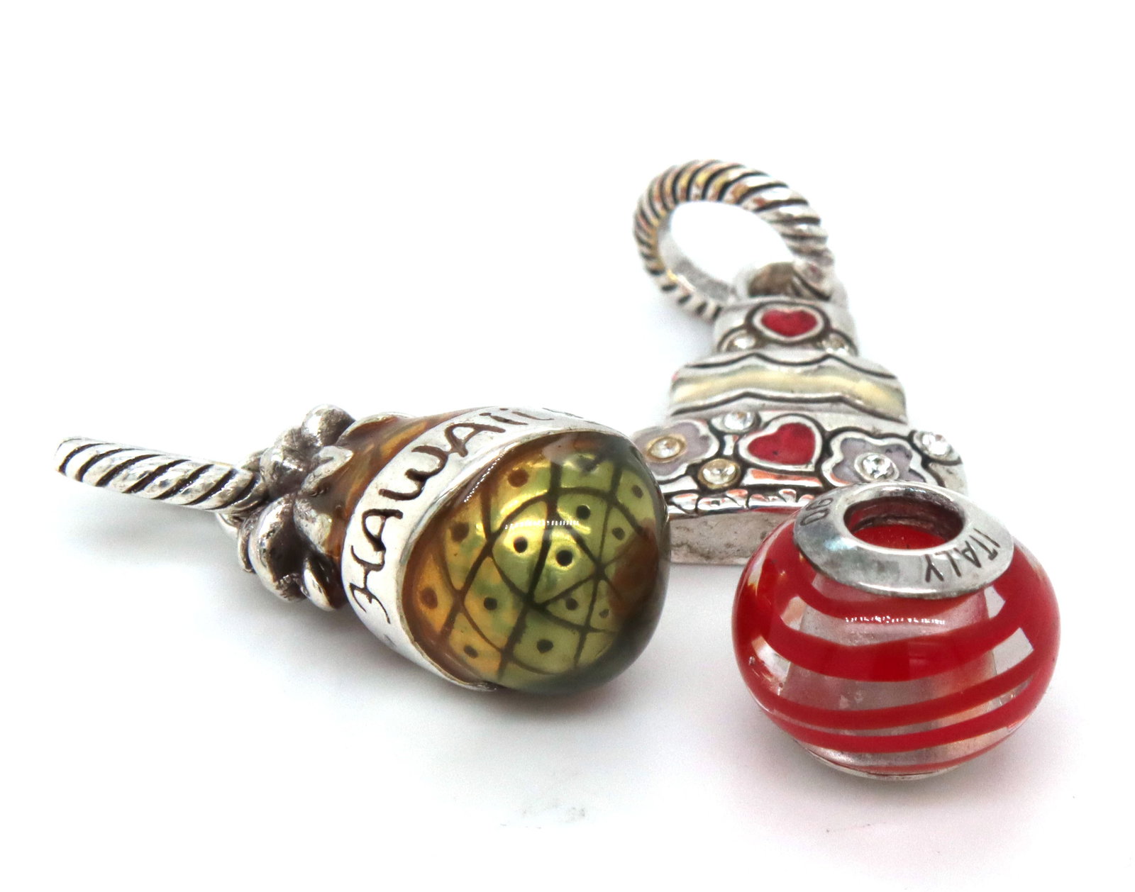 925 Sterling silver group lot of 3 charms: 925 Sterling silver group lot of 3 charms. The total weight of the lot is 14.50 grams.