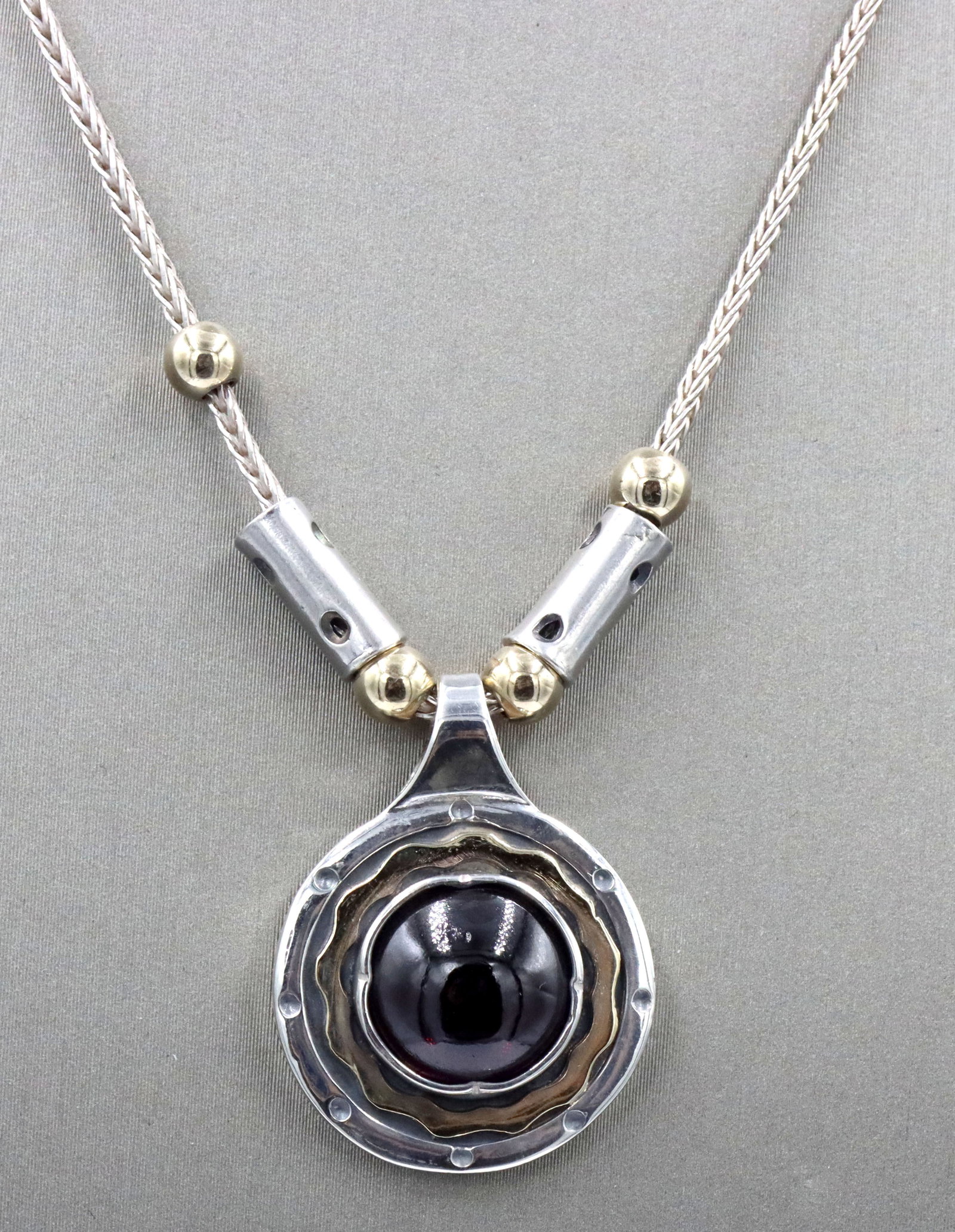 925 Sterling silver Garnet Cab 2 tone pendant on chain: 925 Sterling silver Garnet Cab 2 tone pendant on 17-inch chain necklace. The total weight of the necklace is 8.96 grams.