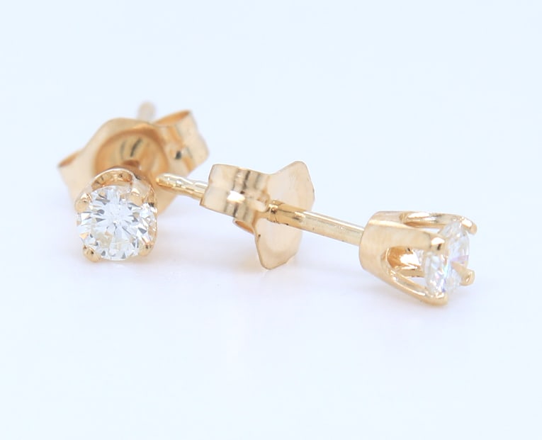 Dazzling approximate 1/15ctw Round Brilliant Cut Diamond Stud Earrings: Dazzling 14kt Yellow Gold approximate 1/15ctw Round Brilliant Cut Solitaire? Diamond Stud Earrings. Color I-J and Clarity I1-I2. Total weight of Earrings 0.40 Grams.