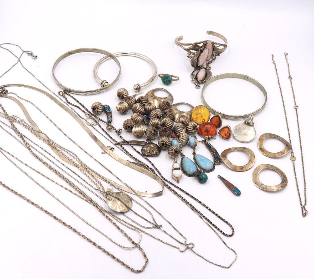 Big group lot of vintage 925 sterling silver jewelry: Big group lot of vintage 925 sterling silver jewelry. Total weight of lot 114.62 grams.