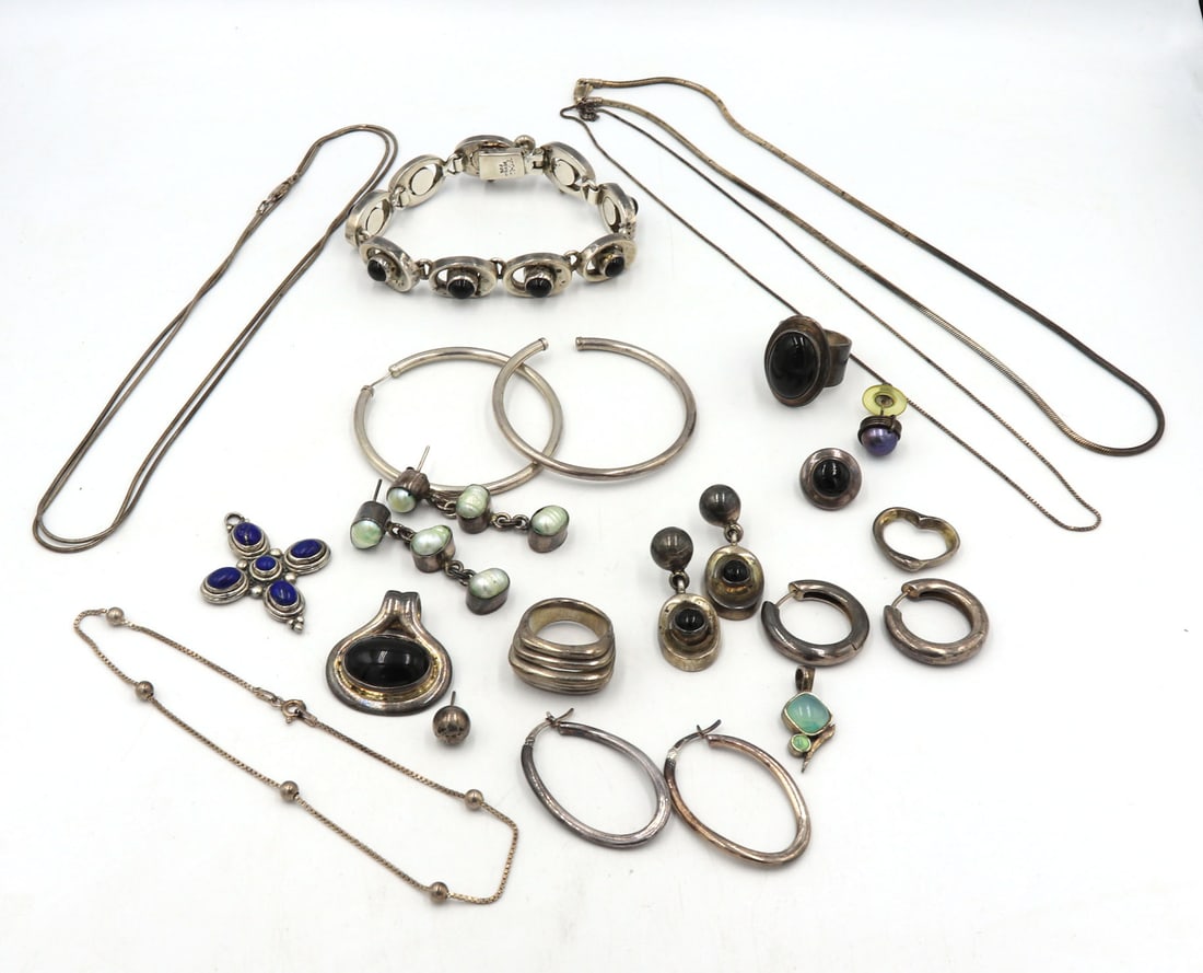 Group lot of Vintage 925 sterling silver Mis jewelry: Group lot of Vintage 925 sterling silver Mis jewelry. Total weight of lot 190 grams.