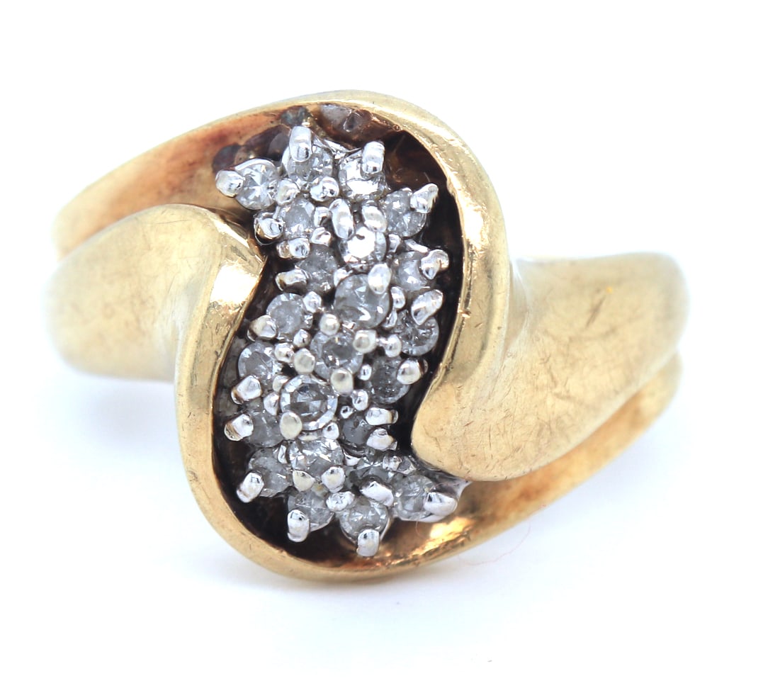 10kt Yellow gold diamond ring: 10kt Yellow gold diamond ring. Total weight of ring 6.5 grams. Ring size 6.75"