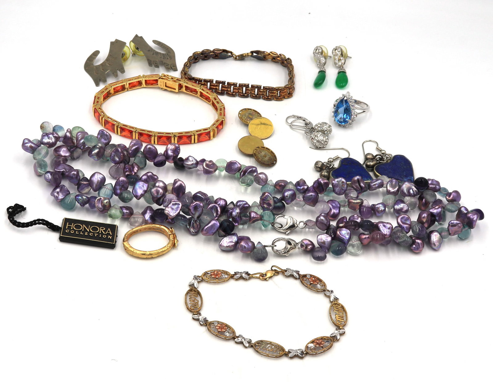 Group lot of vintage 925 sterling silver jewelry: Group lot of vintage 925 sterling silver jewelry. Honora pearl long necklace. 3 bracelets, 4 earrings. ring and cuff links. Total weight of lot is 177.2 grams.