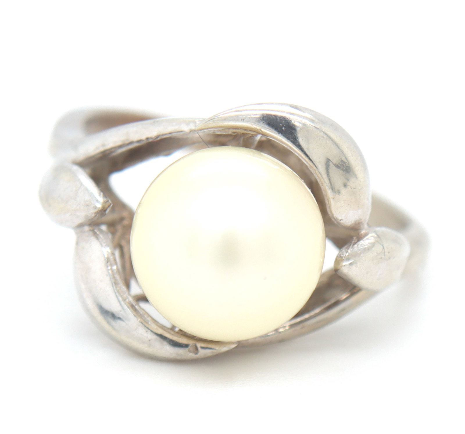 10kt White gold Pearl ring: 10kt White gold Pearl ring. Total weight of ring is 2.9 grams. Ring size 5".