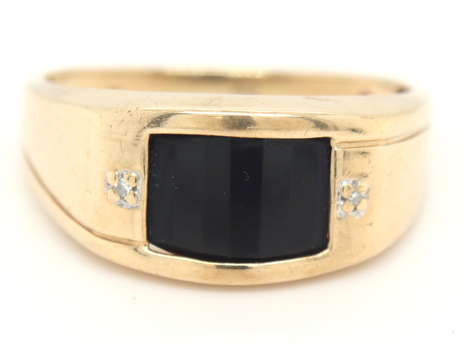10kt Yellow gold black onyx ring: 10kt Yellow gold black onyx men's ring. Total weight of ring is 4.1 grams. Ring size 11.5"
