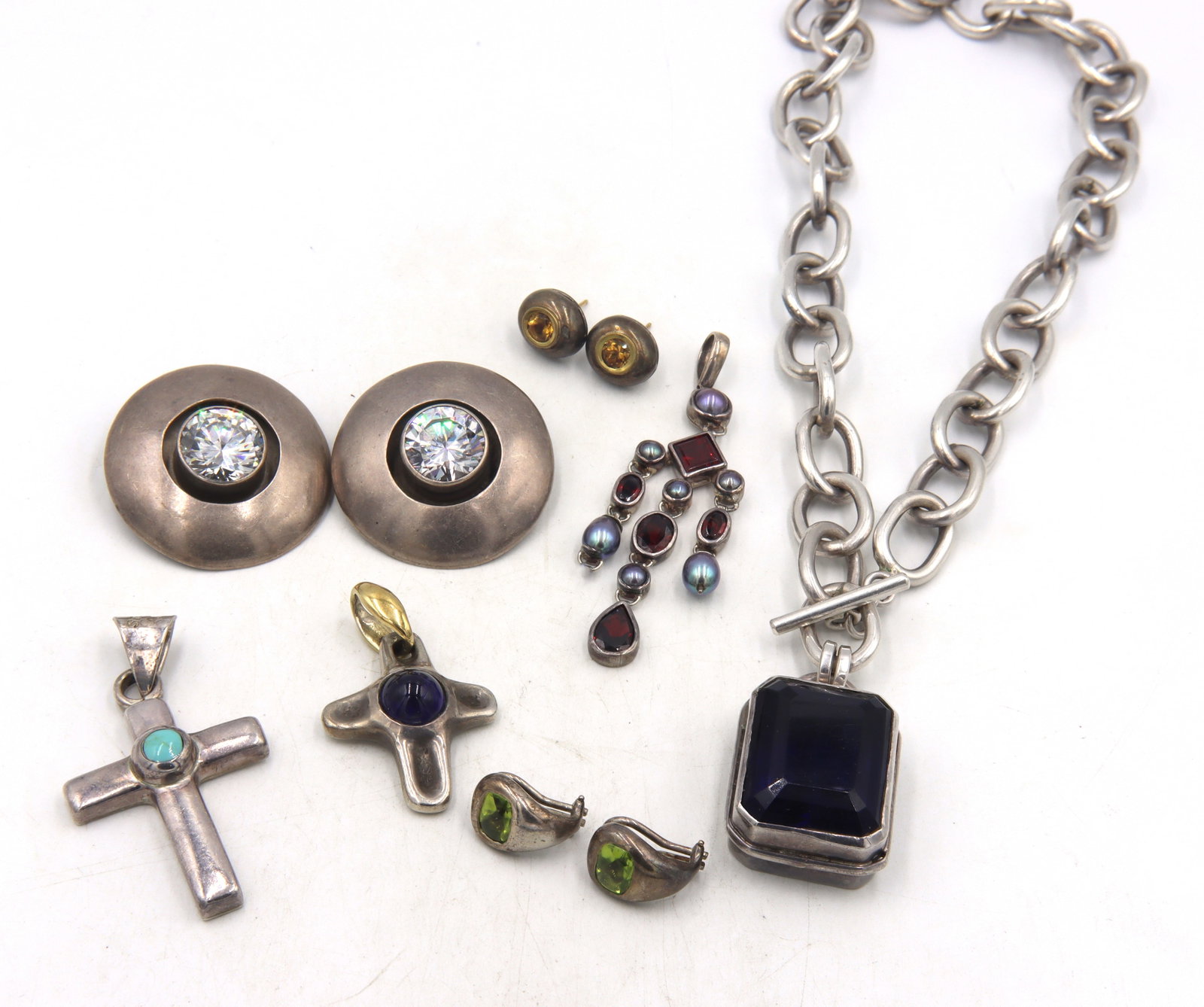 Vintage 925 sterling silver mixed jewelry: Vintage 925 sterling silver mixed jewelry. Necklace. Pendants and earrings. The total weight of the lot is 206.10 grams.