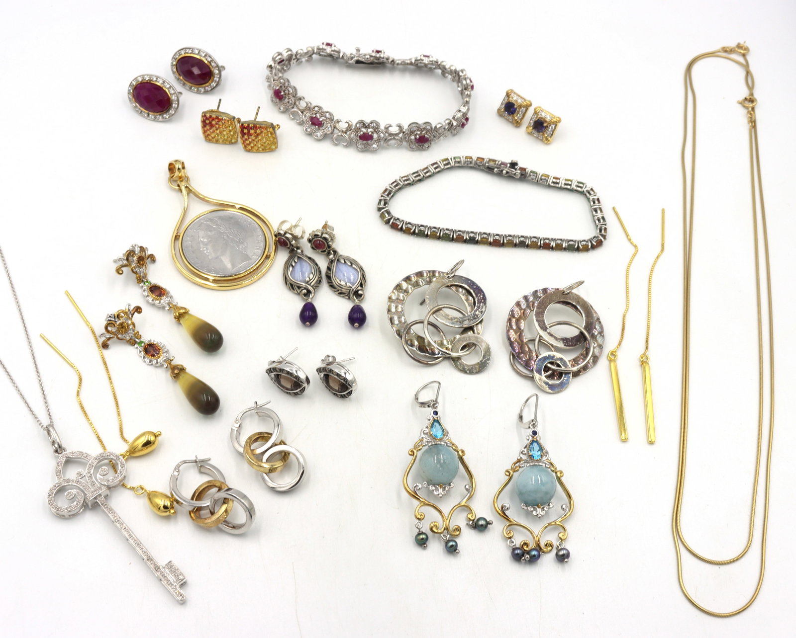 Group lot of Vintage 925 sterling silver miscellaneous jewelry: Group lot of Vintage 925 sterling silver miscellaneous jewelry. Bracelets, earrings, necklaces and pendant. The total weight of the lot is 193.1 grams.