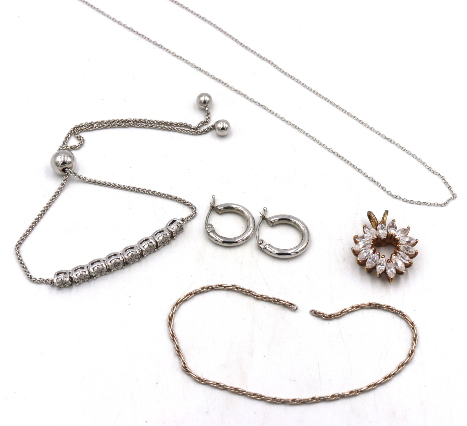 Group lot of Vintage 925 sterling silver mixed jewelry: Group lot of Vintage 925 sterling silver mixed jewelry. The total weight of the lot is 12.40 grams.