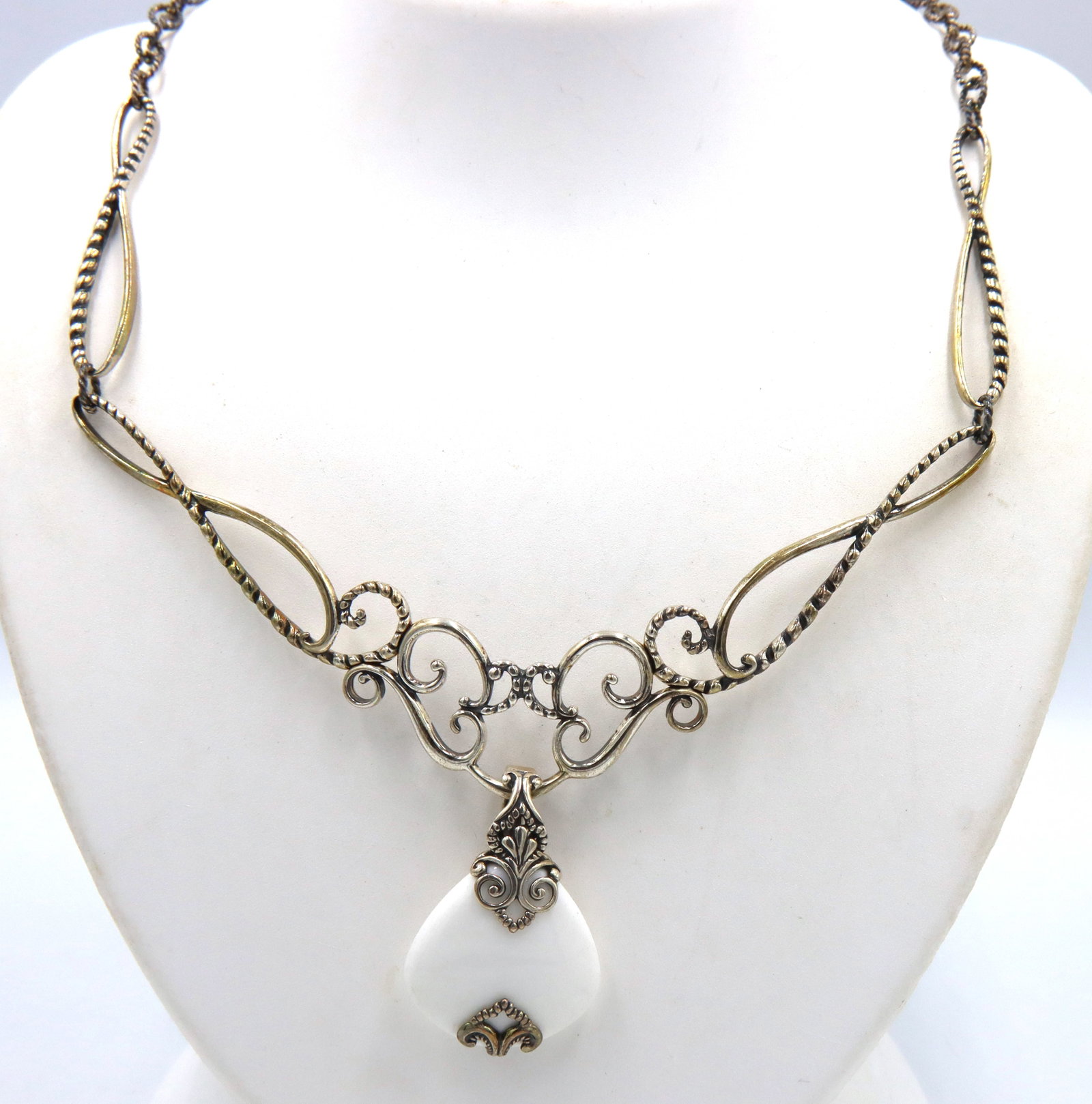 Carolyn Pollack signed Vintage 925 sterling silver Baroque style necklace: Carolyn Pollack signed a 925 sterling silver Baroque-style 18-inch necklace. The total weight of the necklace is 43.1 grams.