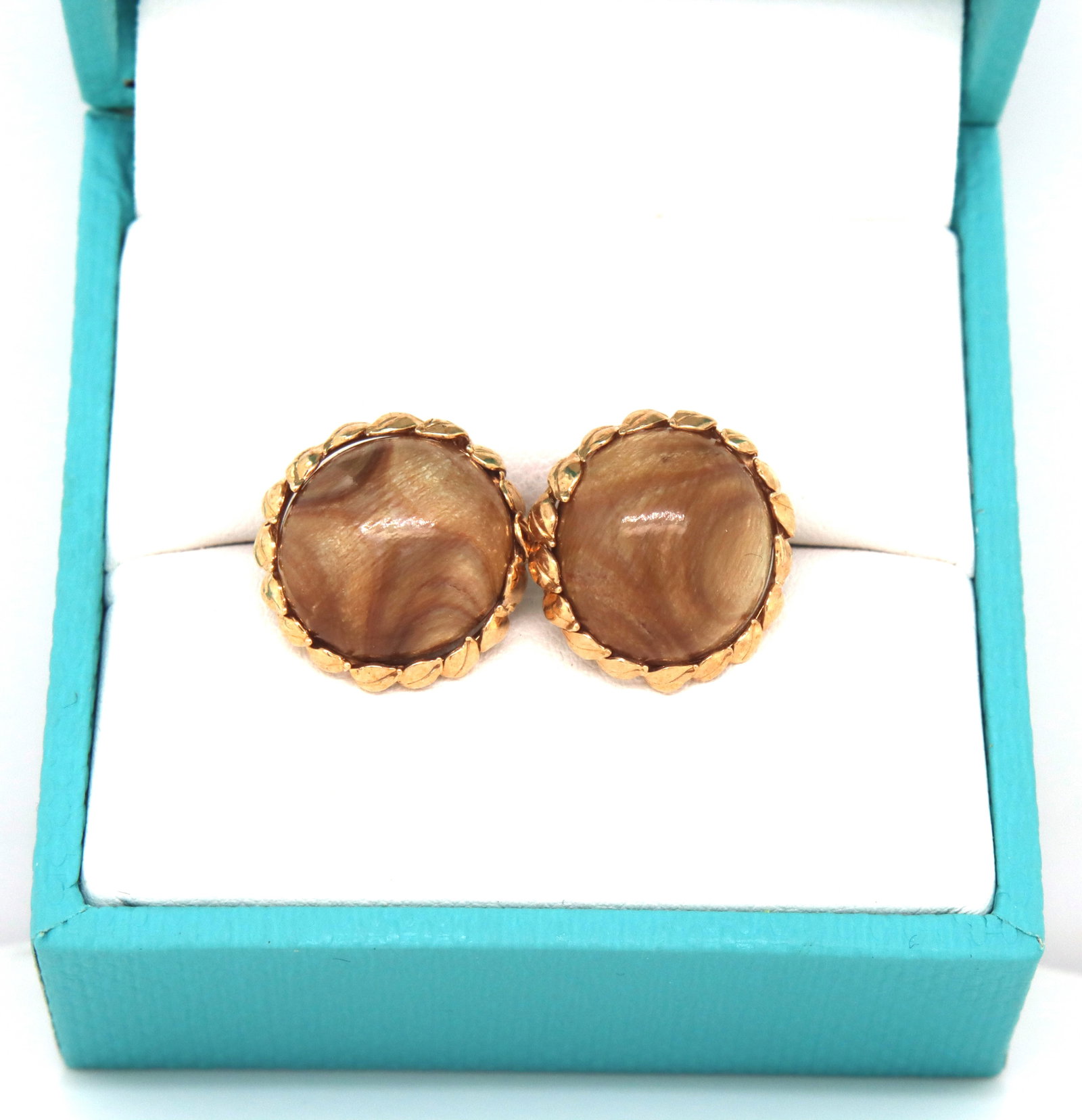 14kt Yellow gold round tiger eye stud earrings: 14kt Yellow gold round tiger eye stud earrings. The total weight of the earrings is 5.1 grams.
