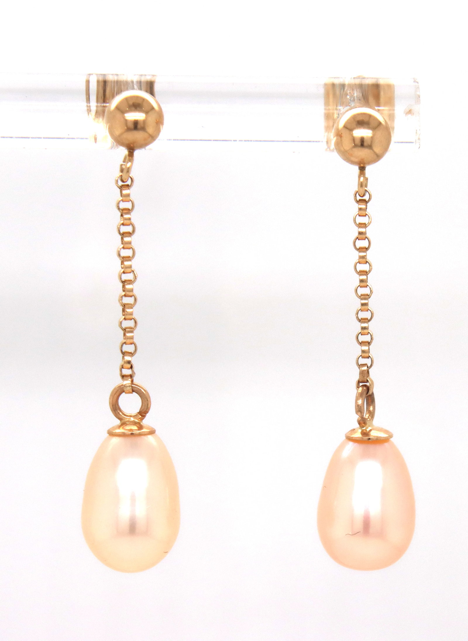 14kt Yellow gold pinkish pearl dangle earrings: 14kt Yellow gold pinkish pearl dangle earrings. The total weight of the earrings is 2.9 grams.