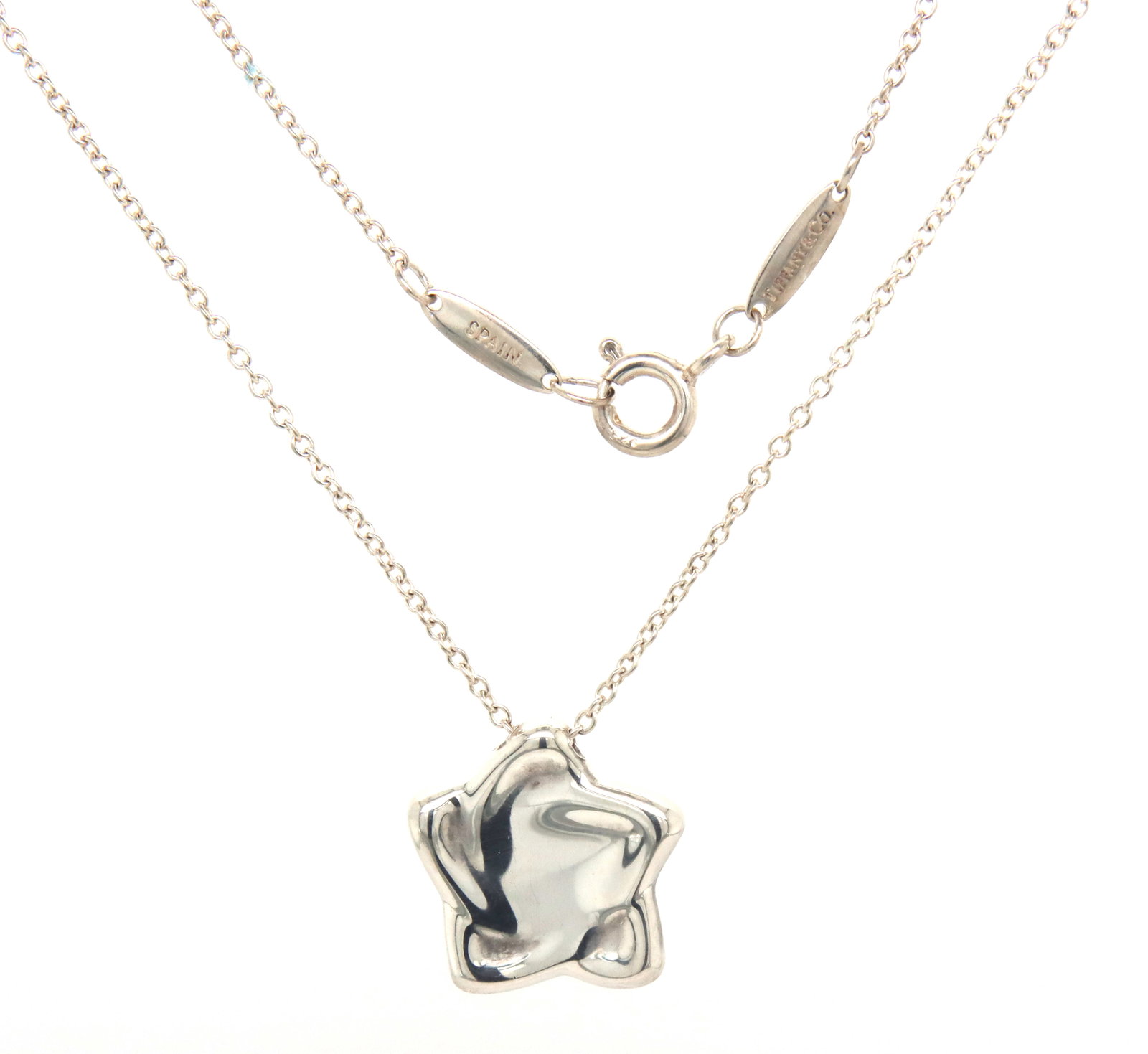 Tiffany & Co Elsa Peretti star pendant on chain: 925 Sterling silver Tiffany & Co Elsa Peretti star pendant on 16-inch chain necklace. The total weight of the necklace is 4.10 grams.
