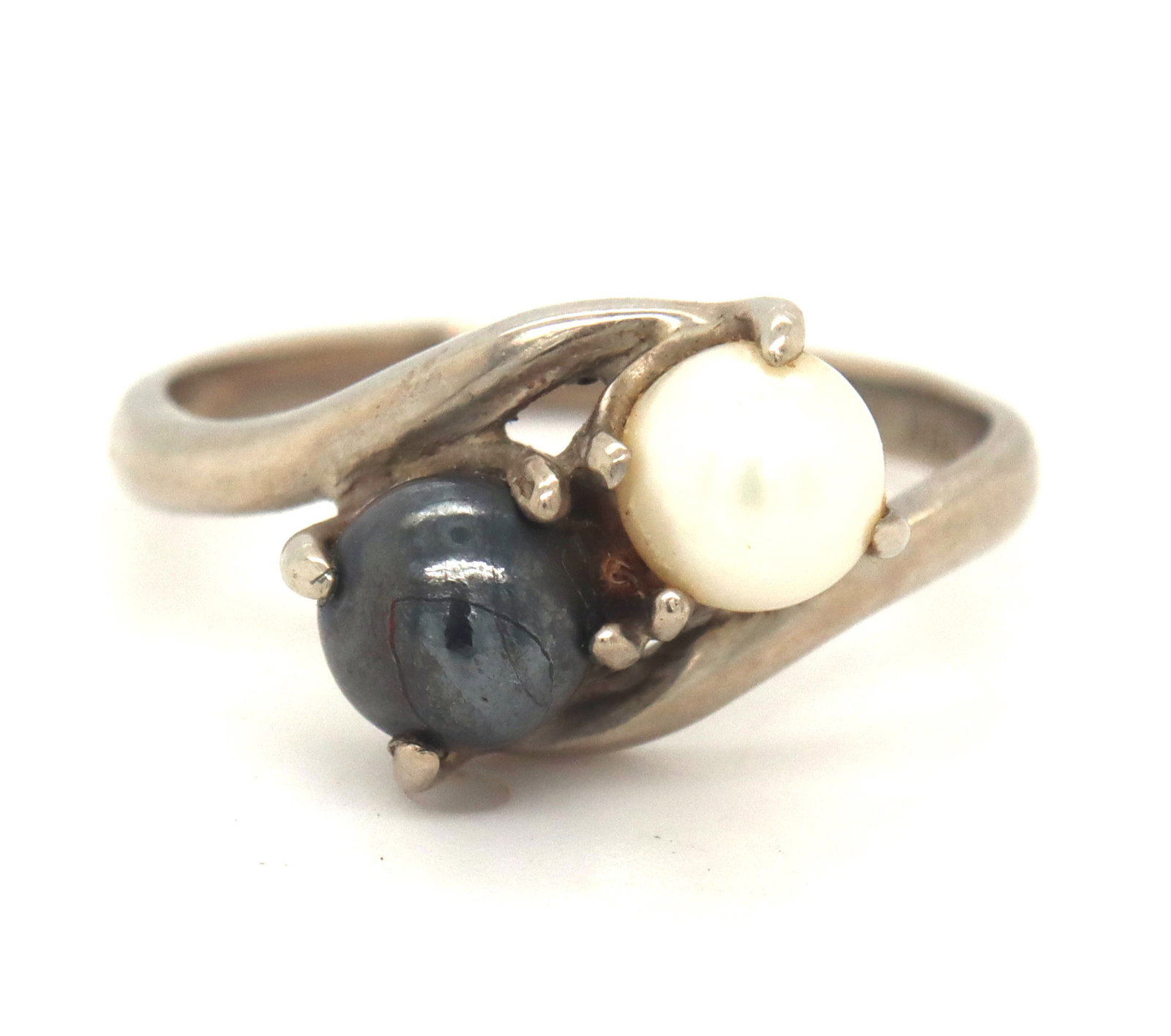 10kt White gold grey and white fresh water pearl ring (1 of 4)