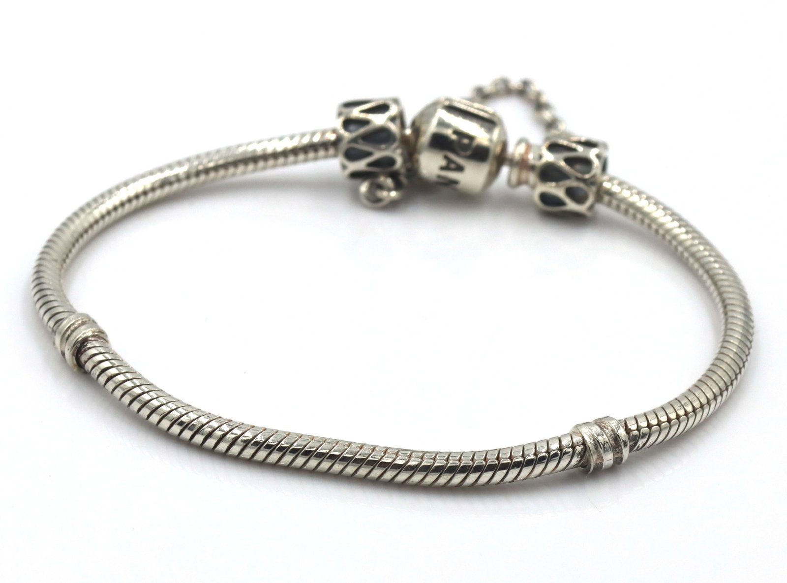Pandora bracelet with end chain beads: Pandora bracelet with end chain beads in 925 sterling silver. The total weight of the bracelet is 16.80 grams.