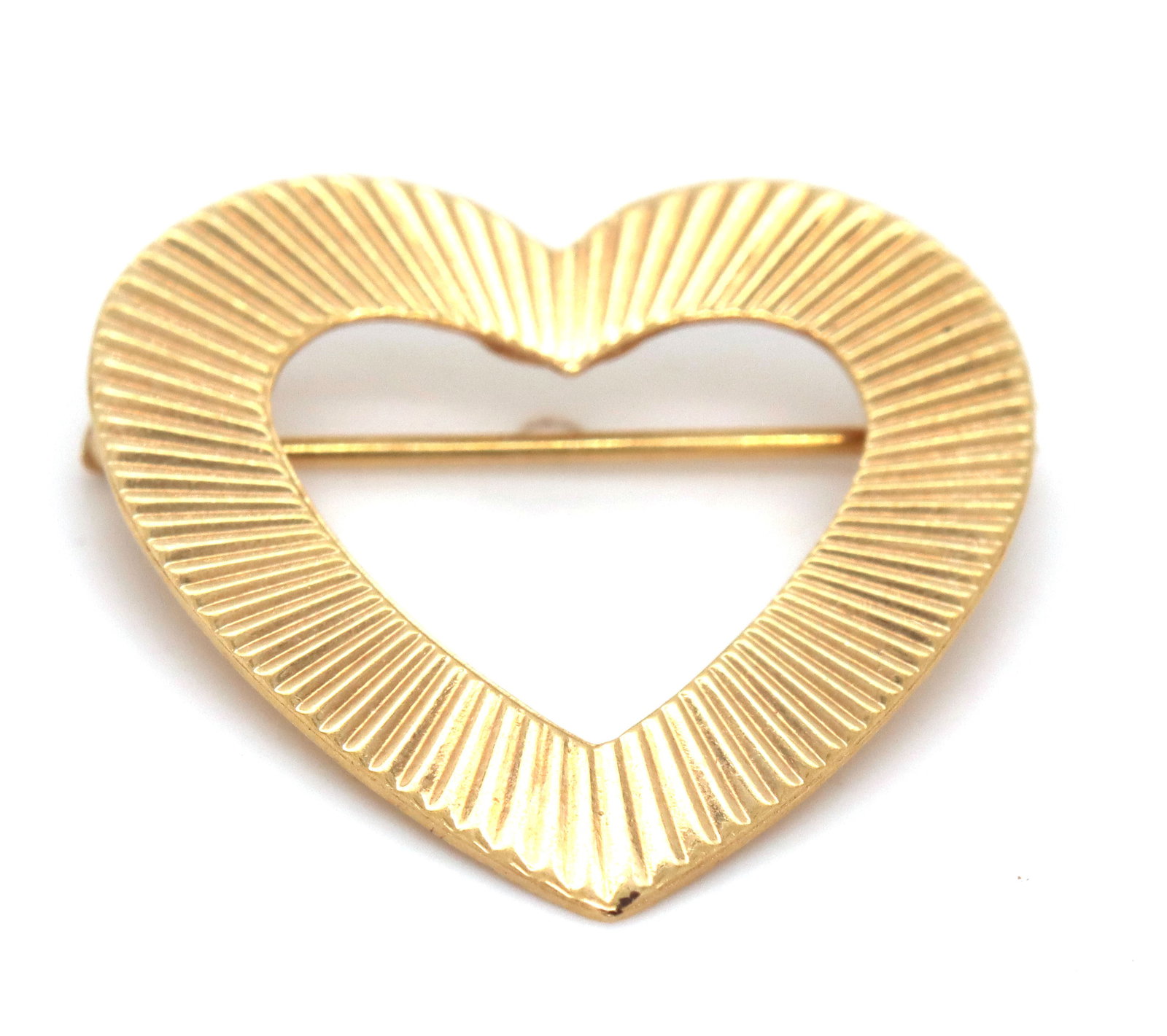 14kt Yellow gold heart shaped brooch: 14kt Yellow gold heart shaped brooch. The total weight of the brooch is 2.5 grams.